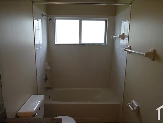 5th image of 3206 Chantilly Ct #1