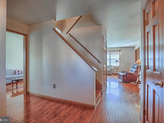 5th image of 114 Greenbriar Ln