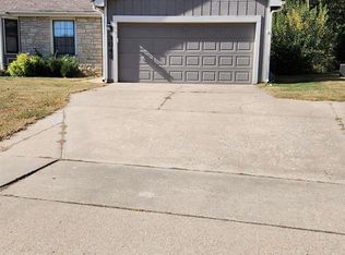 3045 SW Arrowhead Rd, Topeka, KS 66614