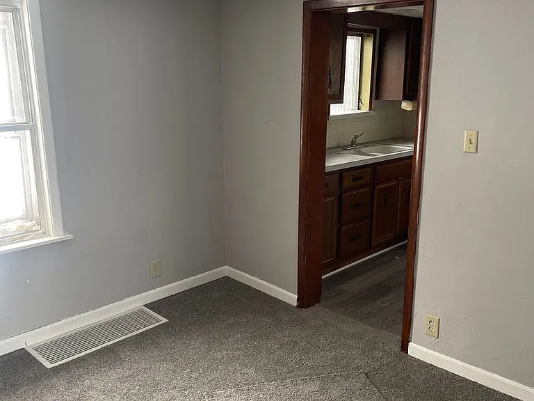 1345 Kellogg Ave — Photo 8