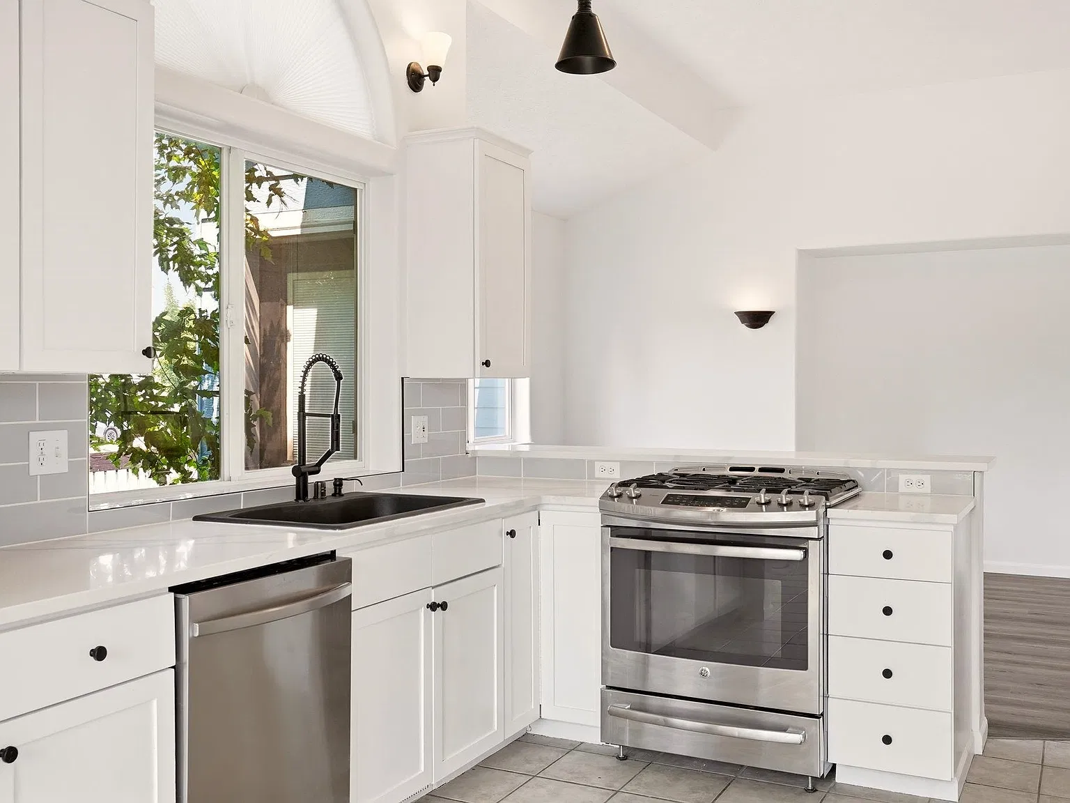 23104 East Broadway Avenue - 1 — Photo 2