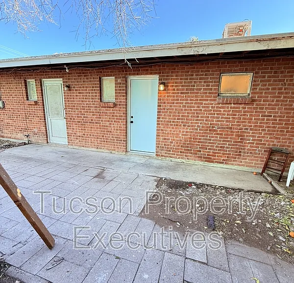 810 N Alvernon Way — Photo 10