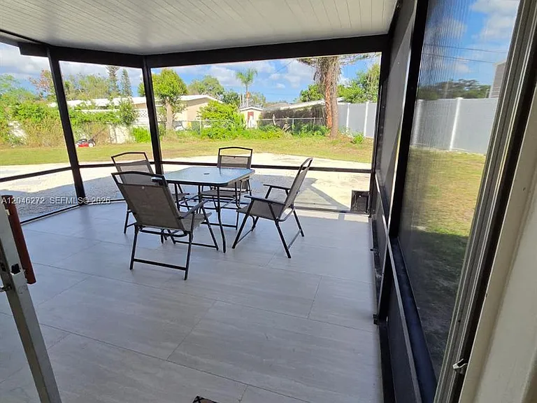 305 SE Airoso Blvd — Photo 54