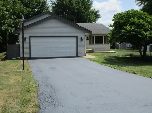119 Queens Pl SE, Poplar Grove, IL 61065