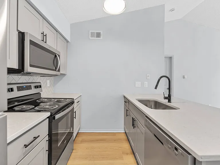 Silverwood Apartments — Photo 51