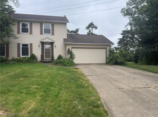 5719 York Dr, Lyndhurst, OH 44124