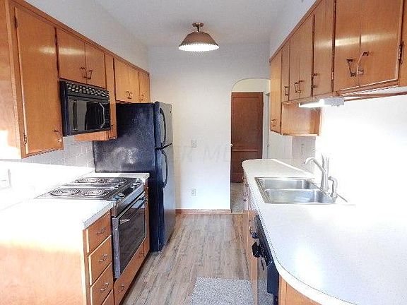 3rd image of 216 Delano St