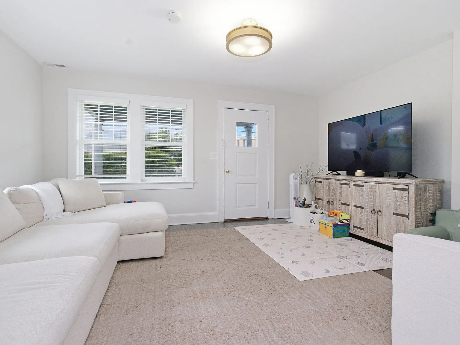 3 bed, 2.0 bath, 1700 sqft, $4,500 — Photo 4