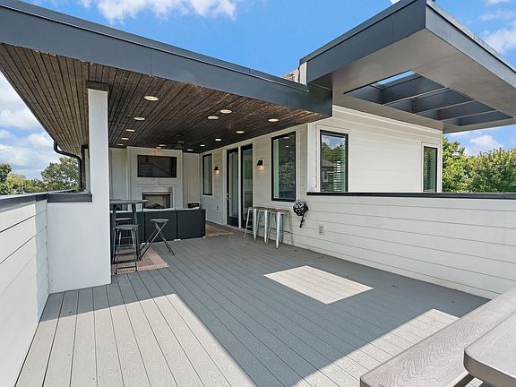 2nd image of 1002 W Grove Ave
