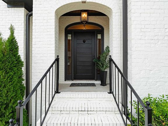 3rd image of 709 Lake Crescent Cir