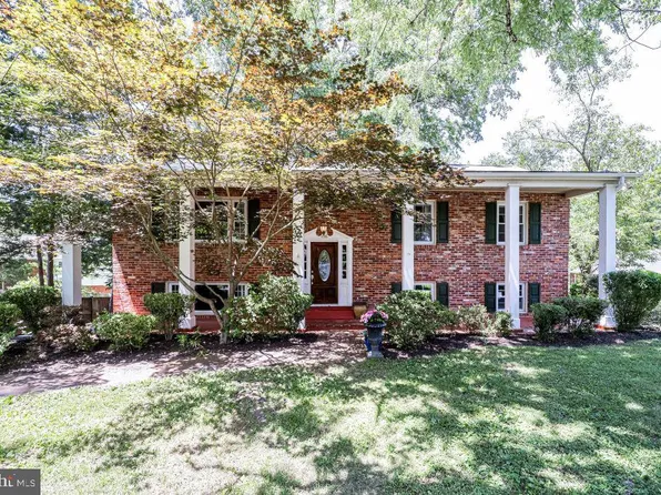 8916 Mangum Pl, Alexandria, VA 22308