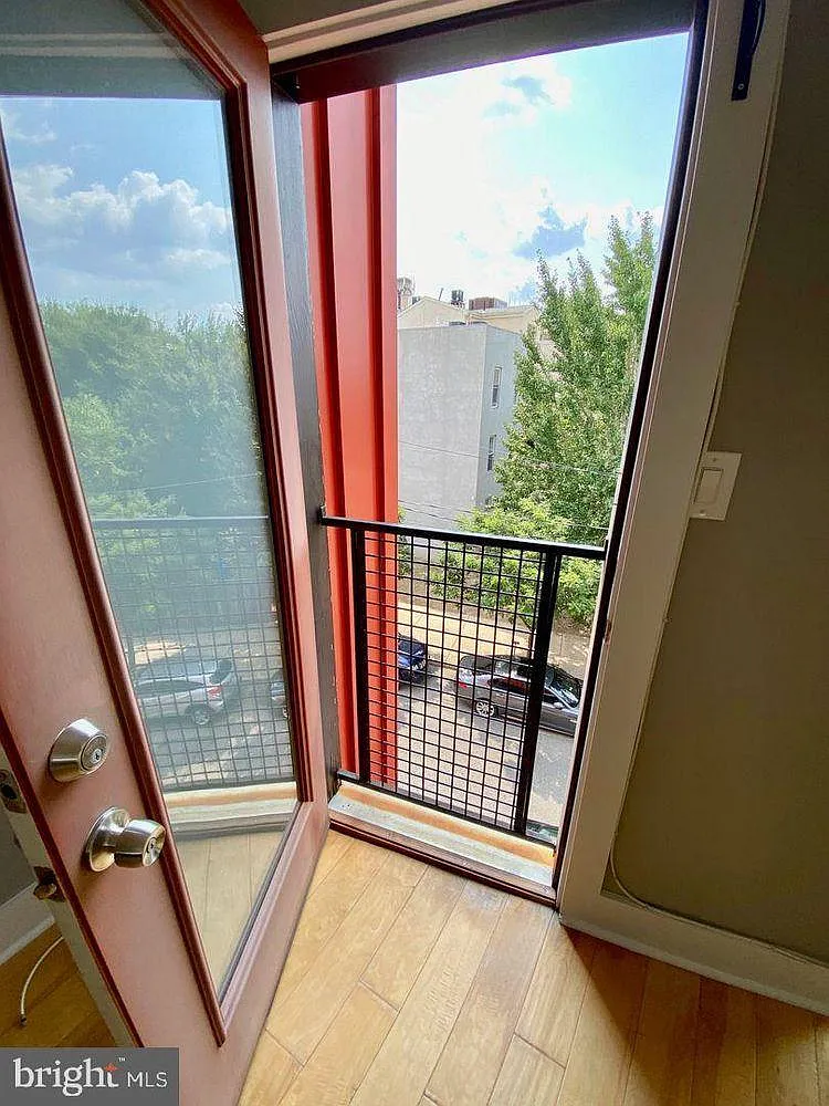 2 bed, 1000 sqft, $2,300 — Photo 2
