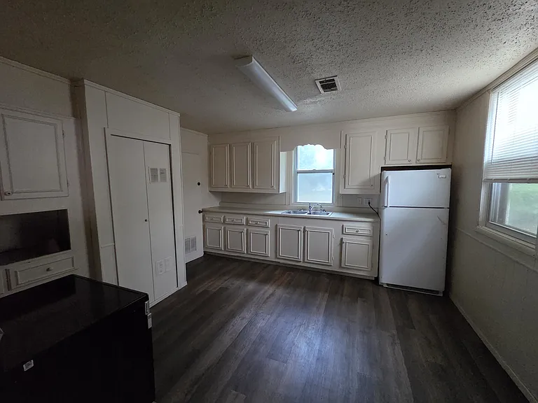 1104 Sherman St — Photo 6