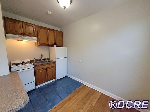 3rd image of 1369 W Greenleaf Ave #3