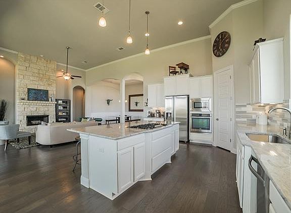2nd image of 121 Bluff Woods Dr