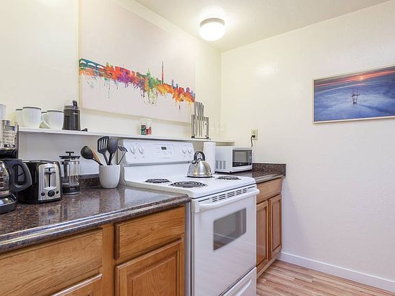 3rd image of 28 Houston St