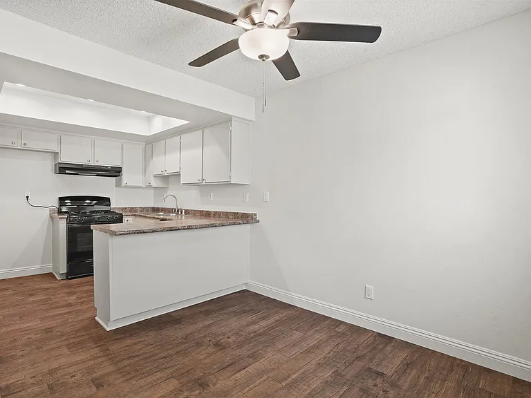Stonehedge Apartments — Photo 48