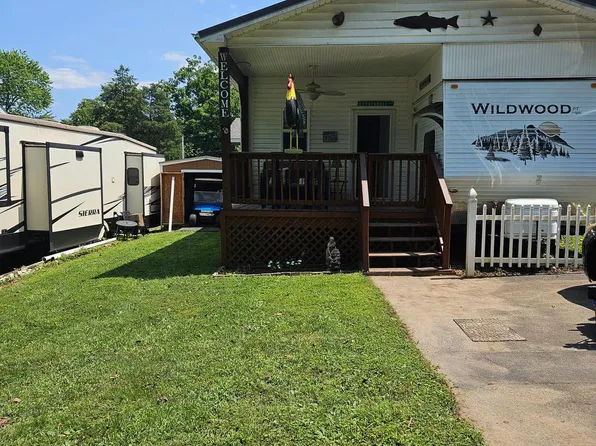 16 Hot Springs Ave, Falling Waters, WV 25419