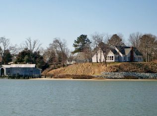 786 Long Point Ln, Topping, VA 23169