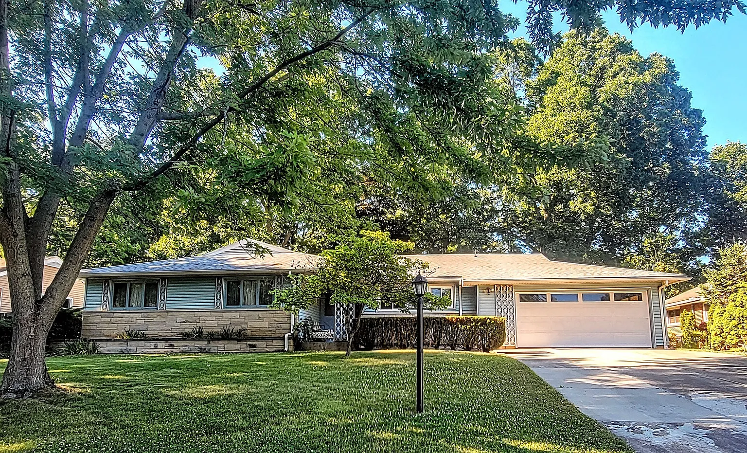 702 La Sell Dr photo 1
