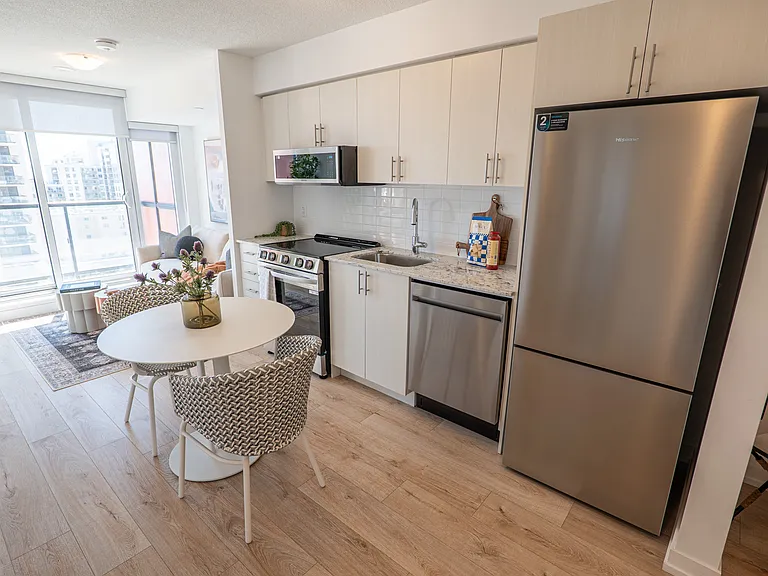 950 Lansdowne Ave — Photo 1