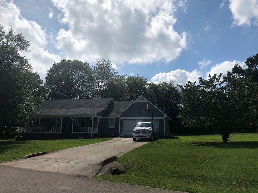 2nd image of 105 Lindsey Ln