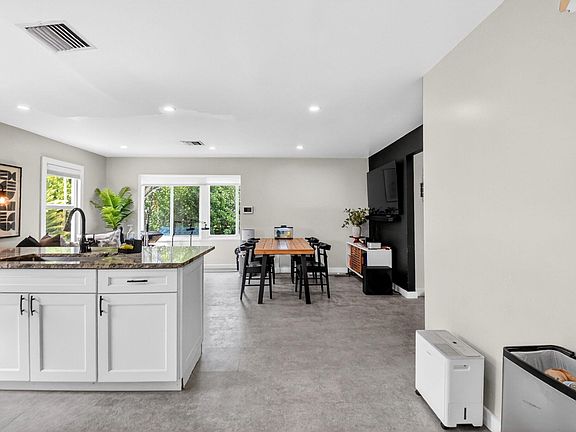 4th image of 702 Forest Hill Boulevard