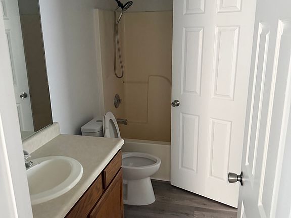 5th image of 404 E Morgan Dr #B