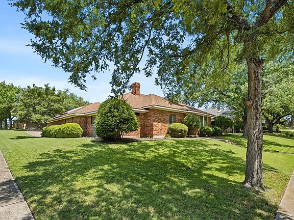 3rd image of 1601 Fairway Cir