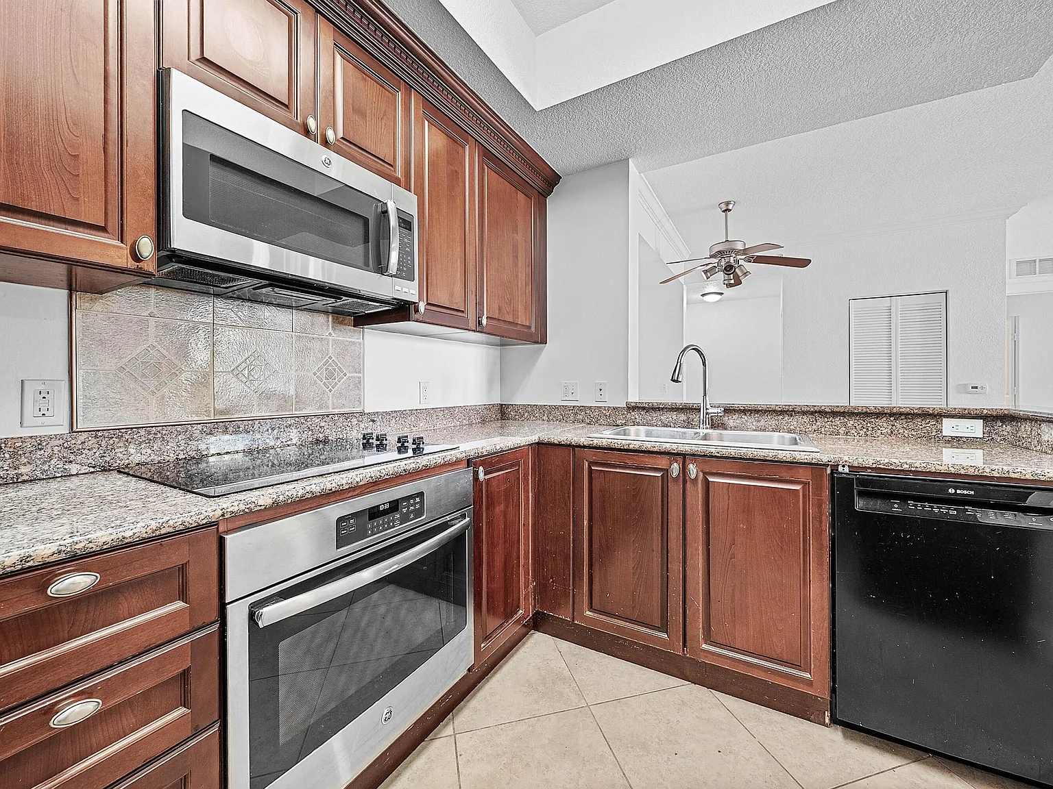 2 bed, 2.0 bath, 1012 sqft, $2,200 — Photo 1
