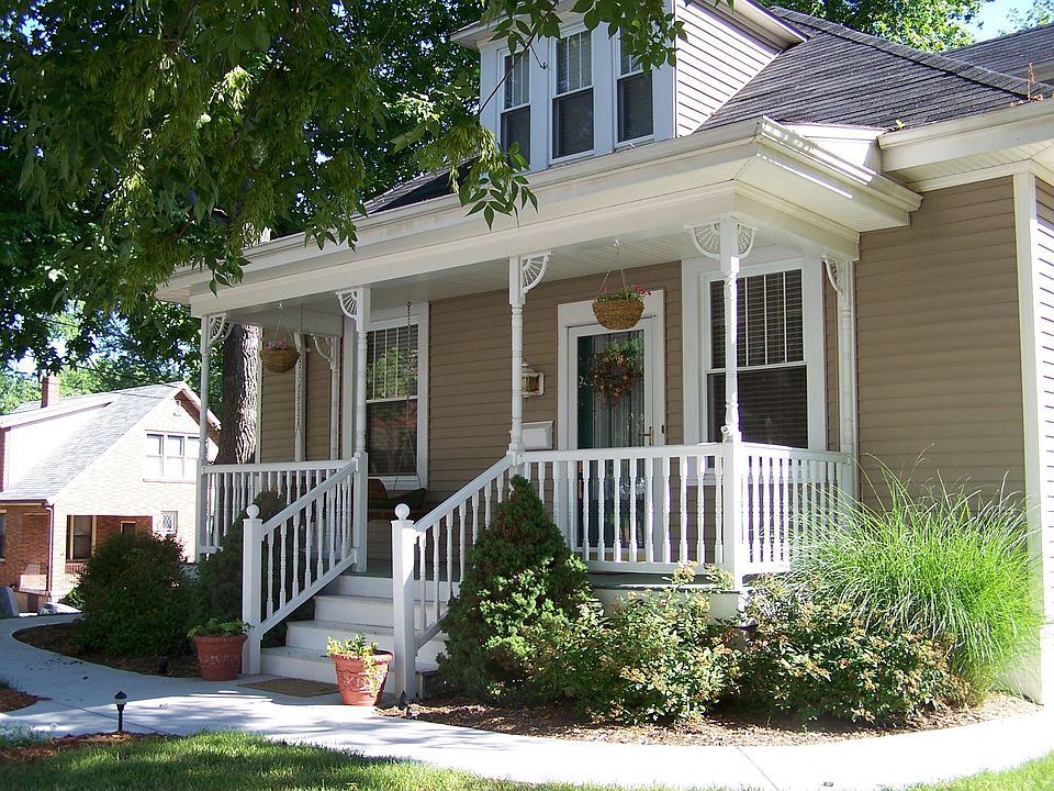 Great Curb Appeal!
