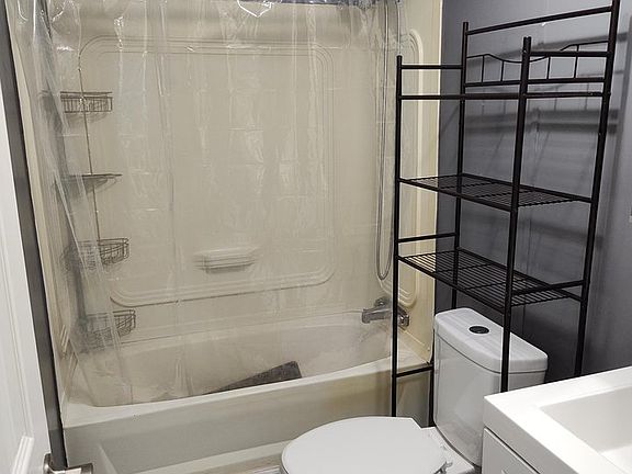 4th image of 210 S 2ND St #18