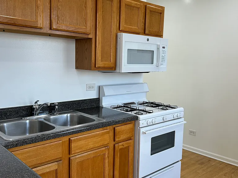 1731 W 17th St #8 — Photo 12