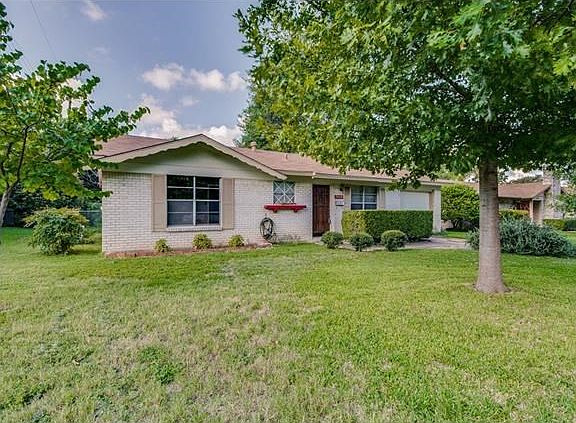 Amazing location in North Shoal Creek is close to everything.