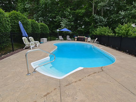 4th image of 8 Hollyberry Dr