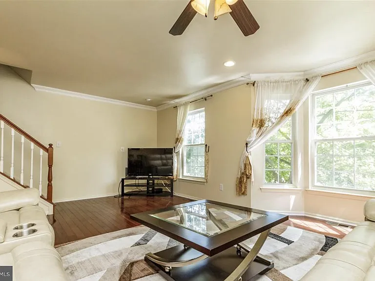 240 William Livingston Ct — Photo 6