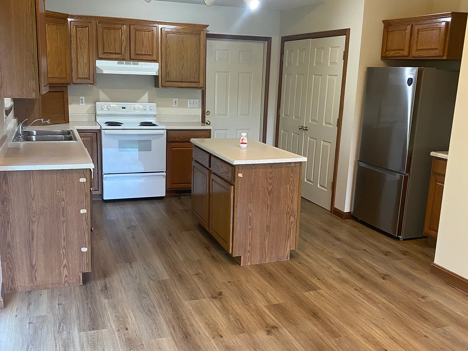 2 bed, 1200 sqft, $1,700 — Photo 2