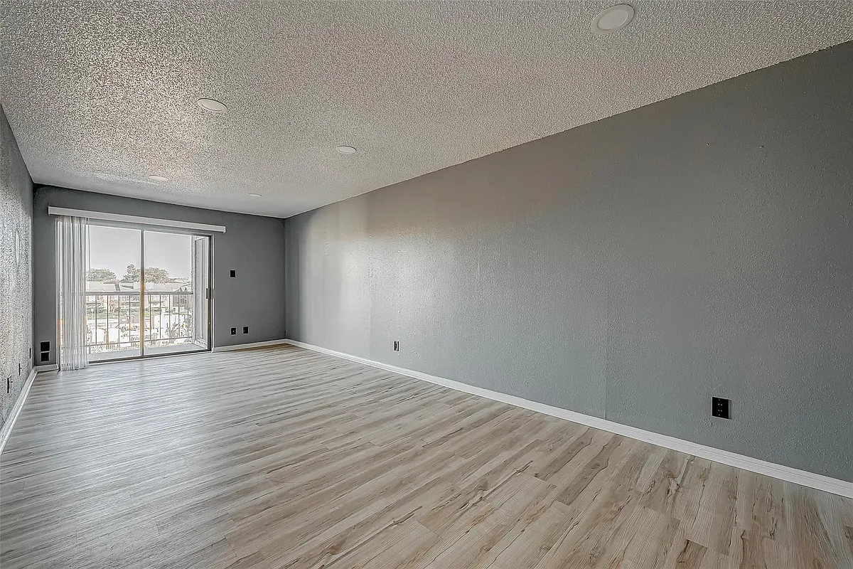 Building Photo - 2830 S Bartell Dr #311