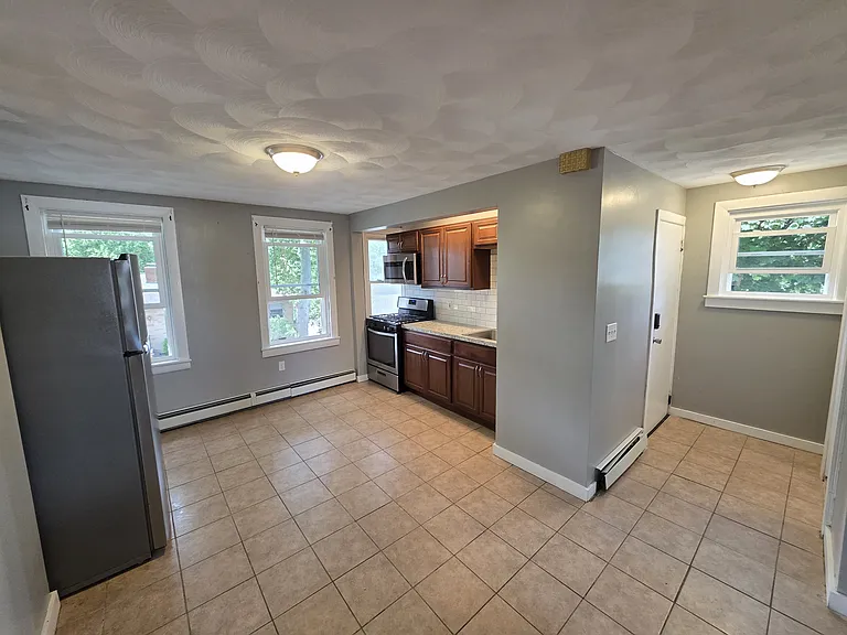  38 Drill St 2ndFlr 2B/1B GreatLocale! PrivEntry! Prkg NOPet Hardwoods — Photo 2