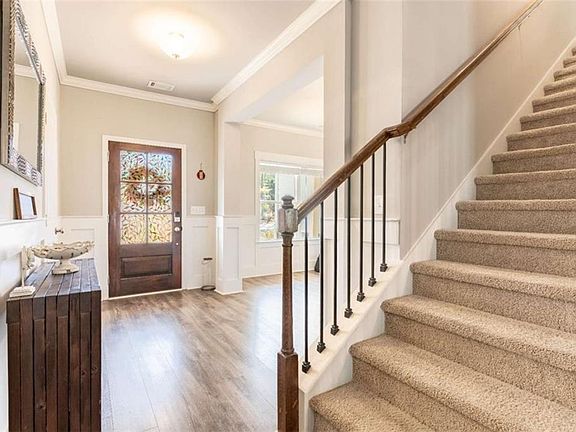 2nd image of 35 Hawthorn Ln