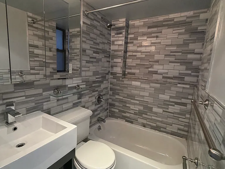 325 E 5th St #D3 — Photo 5