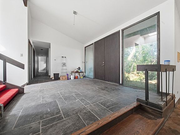 4th image of 63 Graymoor Ln