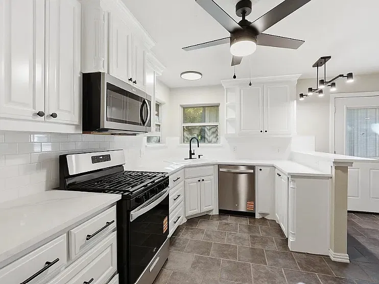 4 bed, 2.0 bath, 2400 sqft, $3,000 — Photo 3