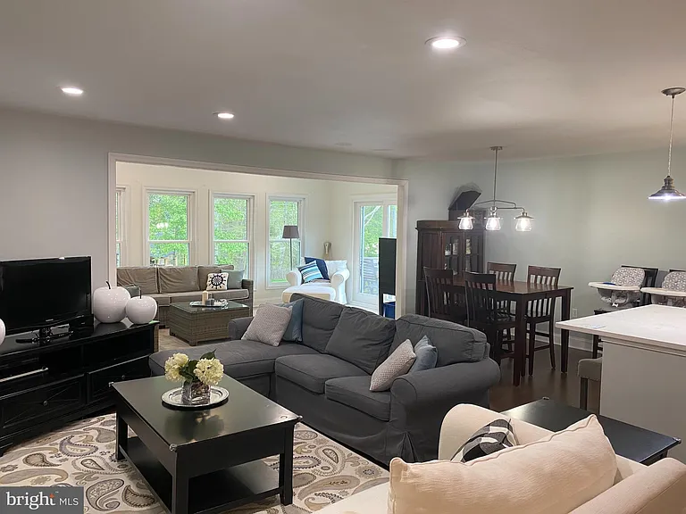 7705 Carrleigh Pkwy — Photo 3