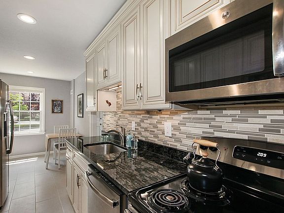 4th image of 7 Cornerwood Ct