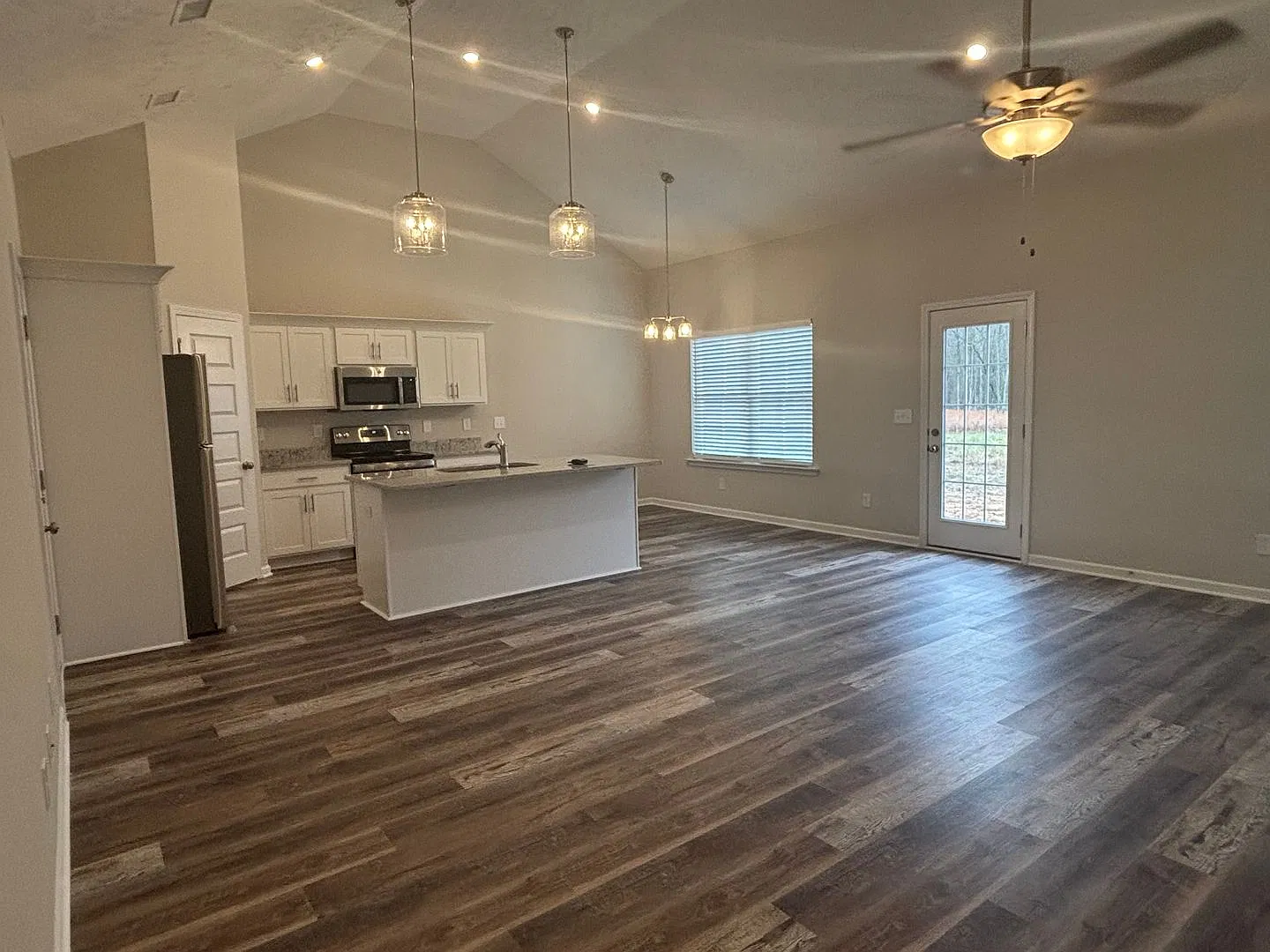 Beautiful 3 Bed 2 Bath Like New Home In Manchester — Photo 4