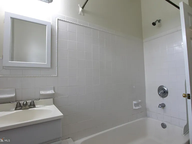 13-15 E Upsal St #B5 — Photo 9