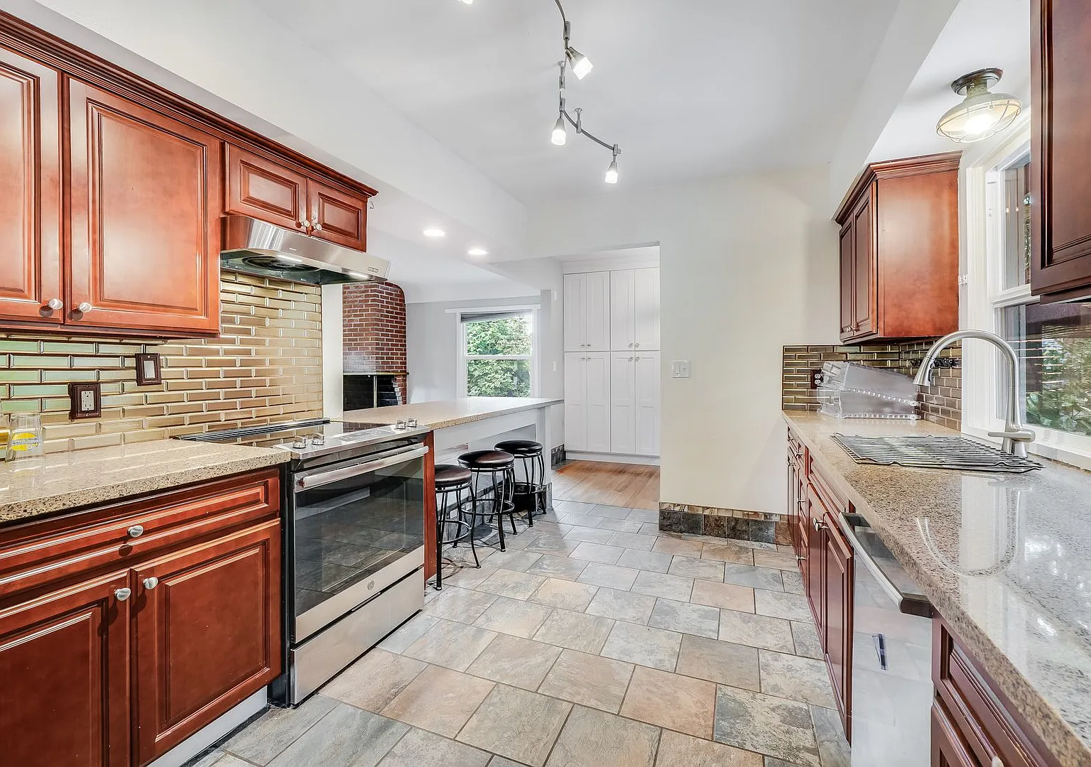 6009 SW Taylors Ferry Rd — Photo 4