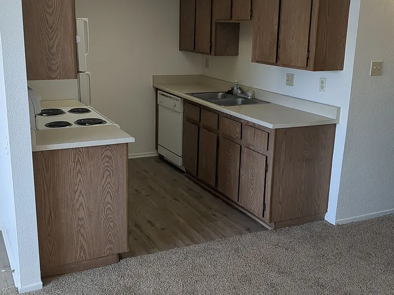 Desert Sun Apartments — Photo 7