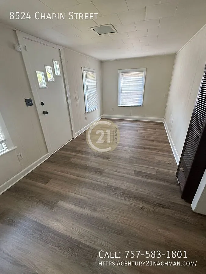 2 Bedroom House w Large Yard — Photo 2